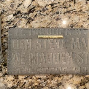 Brand new Steve Madden wallet. Still has paper in inside. Never used